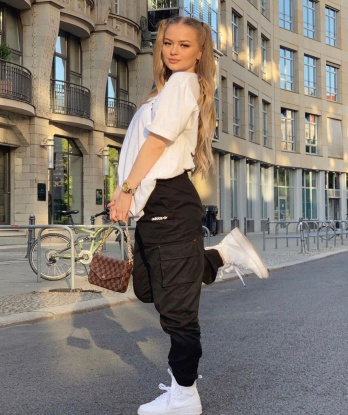 Милая и игривая блондинка с огромным желанием познакомиться с достойным мужчиной для приятного времяпровождения. Обещаю сделать нашу встречу незабываемой! 12527, 23 года